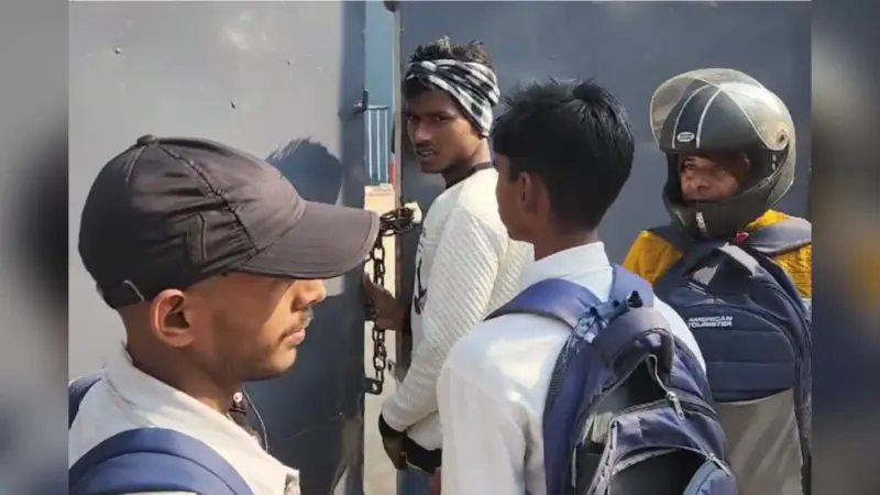 Video: 9 बजते ही बंद हो गए BSEB मैट्रिक परीक्षा केंद्रों के गेट, गार्ड से गुहार लगाते रहे छात्र