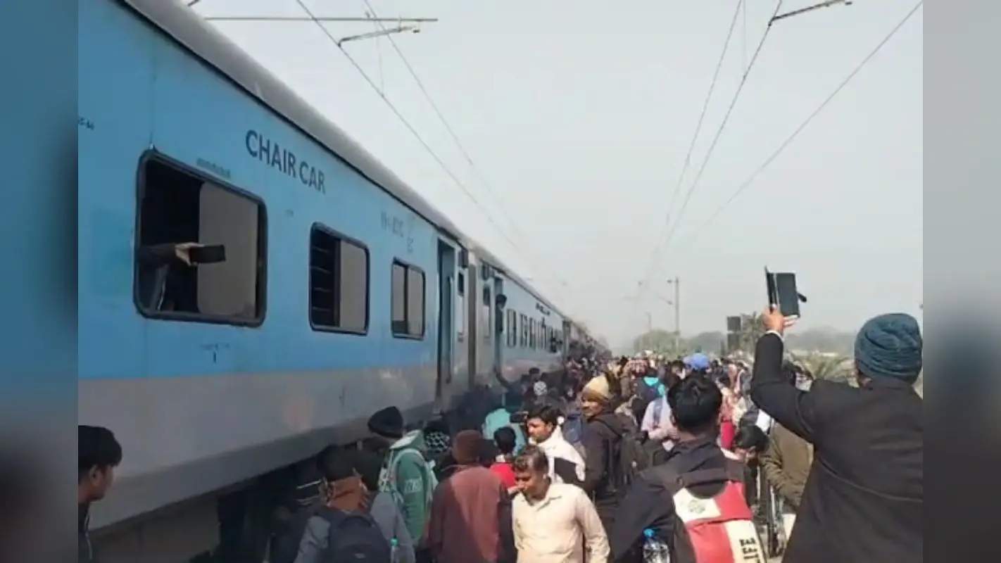 Video: बिहार में चलती इंटरसिटी एक्सप्रेस में अचानक धुआं उठने से मचा भगदड़, ड्राइवर की सूझबूझ से टला बड़ा हादसा