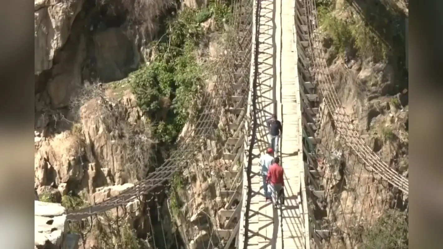 Chenab Footbridge Video: चिनाब फुटब्रिज पर चलना डेंजर, प्रशासन ने ट्रैफिक के लिए बताया असुरक्षित