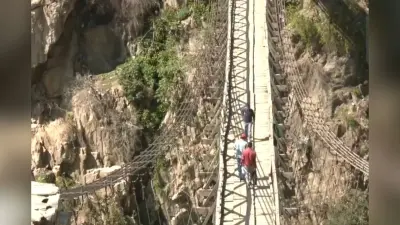 Chenab Footbridge Video: चिनाब फुटब्रिज पर चलना डेंजर, प्रशासन ने ट्रैफिक के लिए बताया असुरक्षित