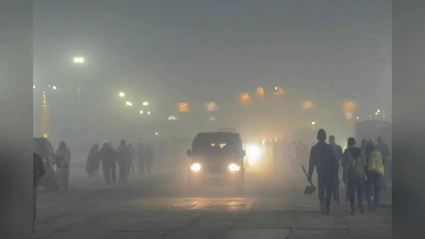 Delhi Weather : दिल्ली में विजिबिलिटी जीरो, एयरपोर्ट ने जारी की एडवाइजरी