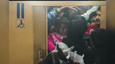 Delhi Stampede Video : हाथगाड़ी पर शव ढोए, रेलवे स्टेशन पर मौजूद कुली ने कहा- चप्पल और जूते बिखरे थे