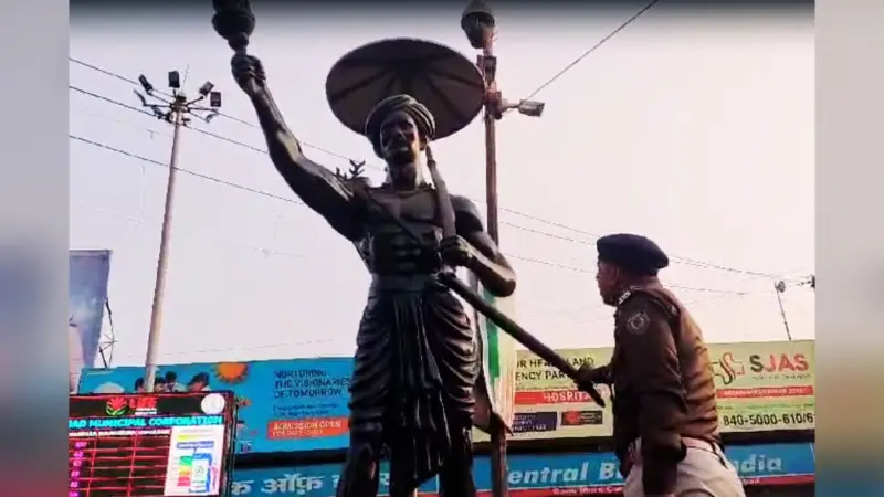 धनबाद में भगवान बिरसा मुंडा की प्रतिमा को किया क्षतिग्रस्त, मुंडा स्मारक समिति ने जताया आक्रोश, देखें Video