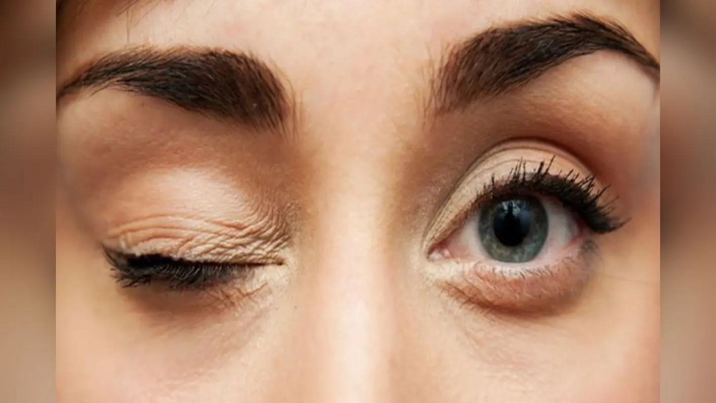 Female Right Eye Blinking Means: महिलाओं की दायीं आंख फड़कने का मतलब, बढ़ सकती है मुसीबत, जानें इसके संकेत और उपाय