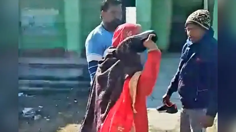 Viral Video: बिहार में महिला प्रिंसिपल से पिट गए गुरु जी! वीडियो में देखिए खूब चले जूते-चप्पल