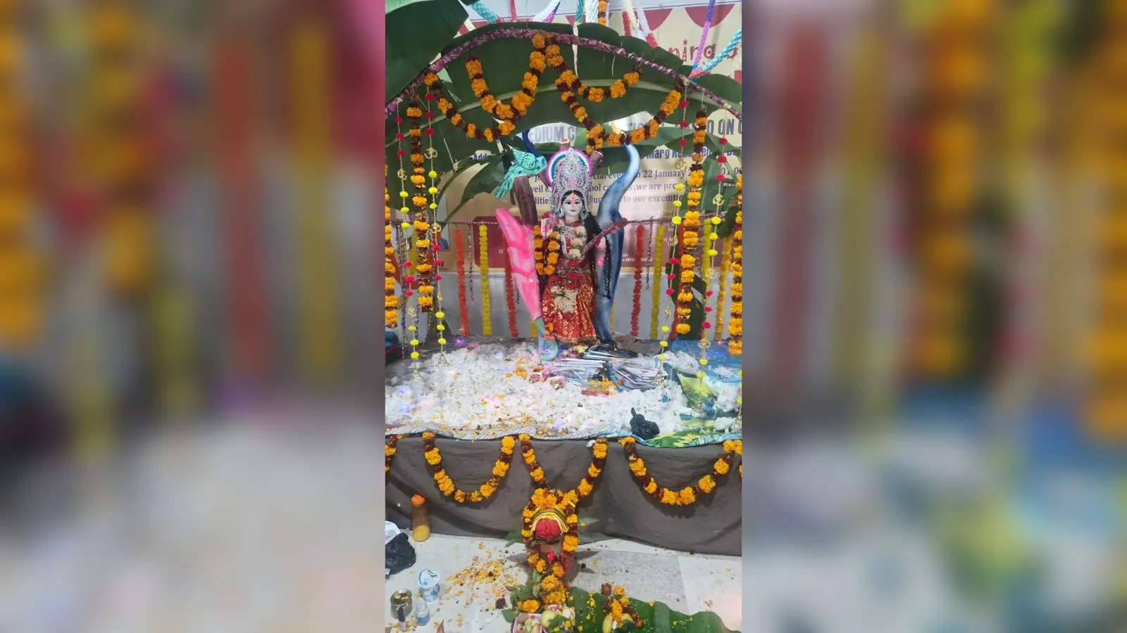 मां सरस्वती की भक्ति में लीन रहे श्रद्धालु
