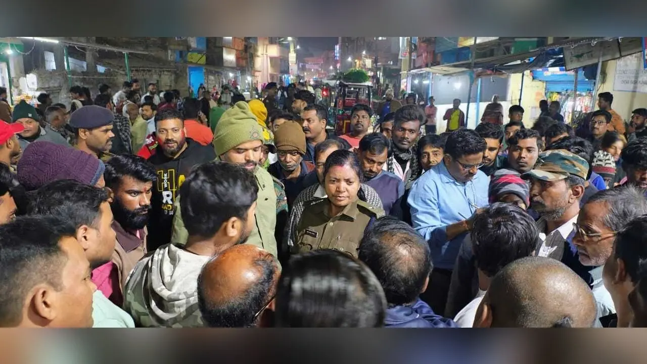 मिठाई दुकानदार के साथ मारपीट व फायरिंग, विरोध में सड़क जाम