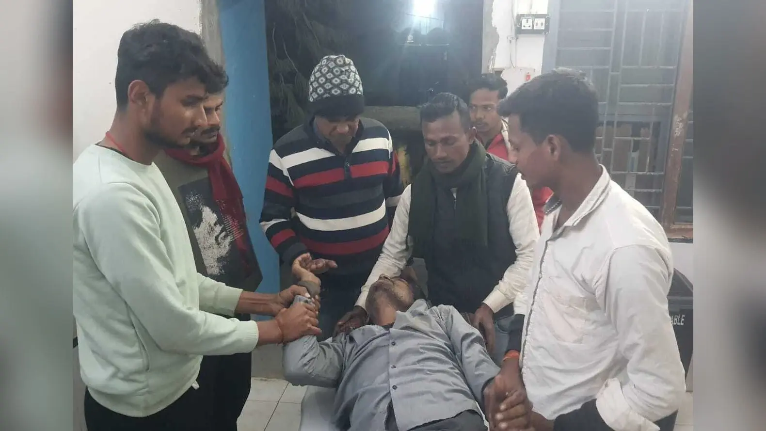 अनियंत्रित बाइक के धक्का से युवक का टूटा पैर, देवघर रेफर