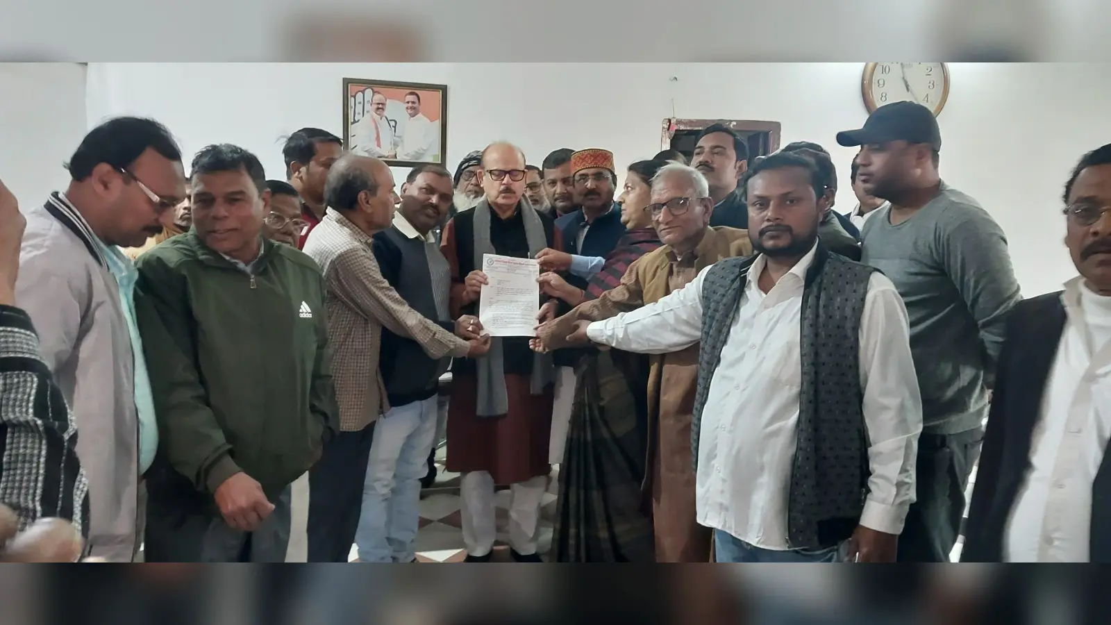डीलरों ने सांसद को सौंपा मांगों का ज्ञापन