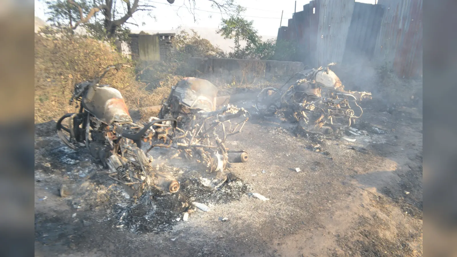 Dhanbad News : देवप्रभा आउटसोर्सिंग कंपनी के समर्थकों और ग्रामीणों में हिंसक झड़प, तिसरा थानेदार का हाथ टूटा, पत्थरबाजी व फायरिंग