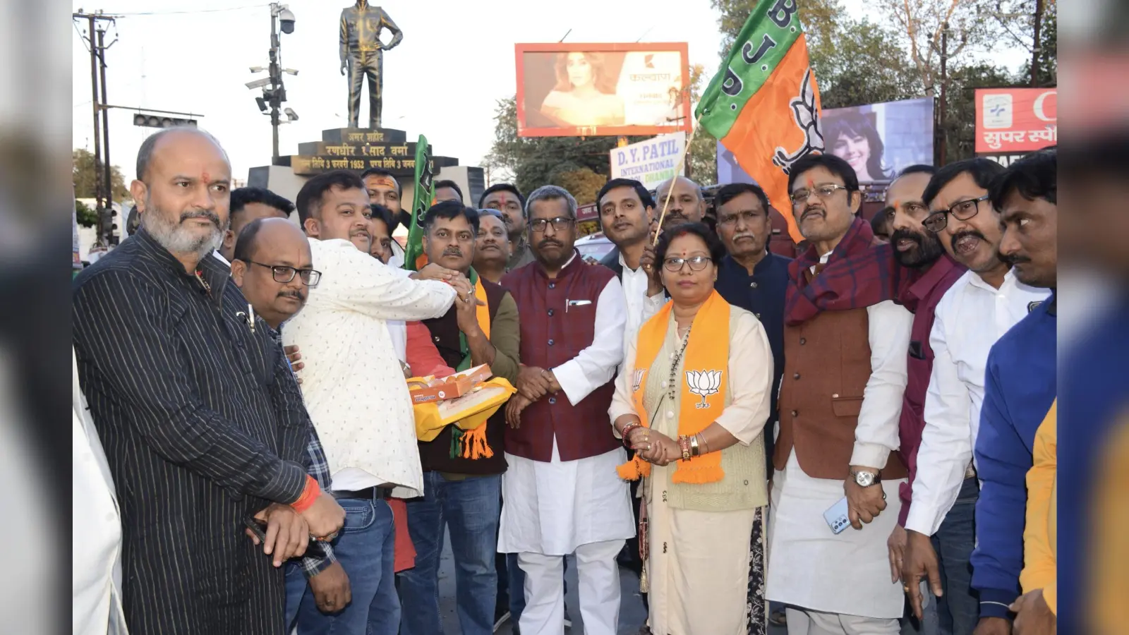 Dhanbad News : दिल्ली में भाजपा की जीत पर धनबाद महानगर ने की आतिशबाजी