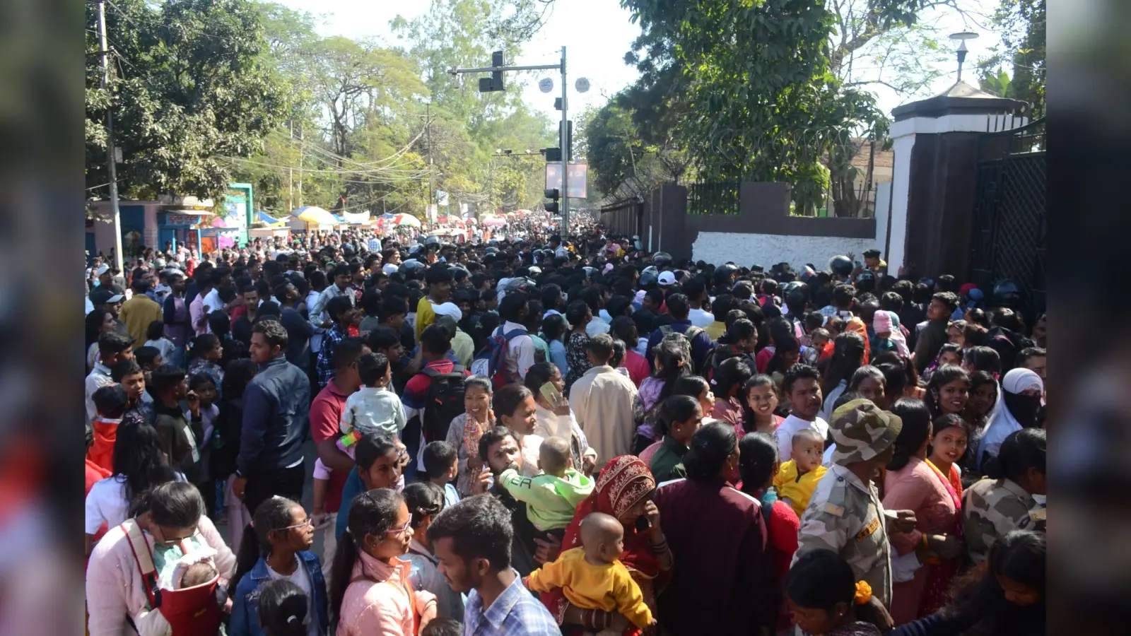 Ranchi news : राजभवन उद्यान की सुंदरता निहारने उमड़ी भीड़