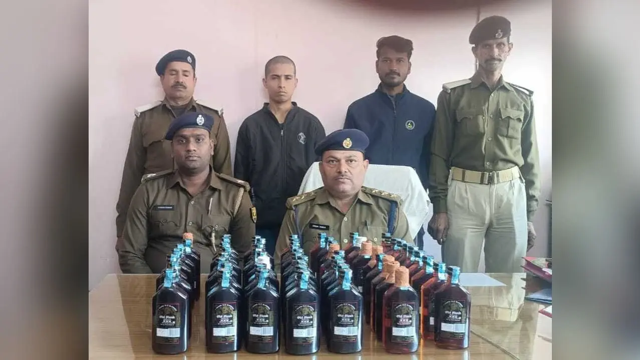 शराब के साथ चार तस्कों को पुलिस ने किया गिरफ्तार