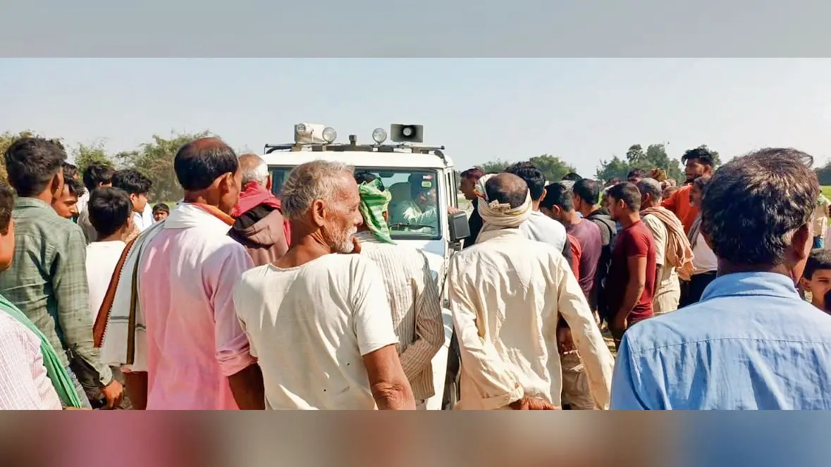 Chapra News : मुआवजे की मांग को लेकर जमींदारी बांध के निर्माण कार्य पर ग्रामीणों ने लगायी रोक