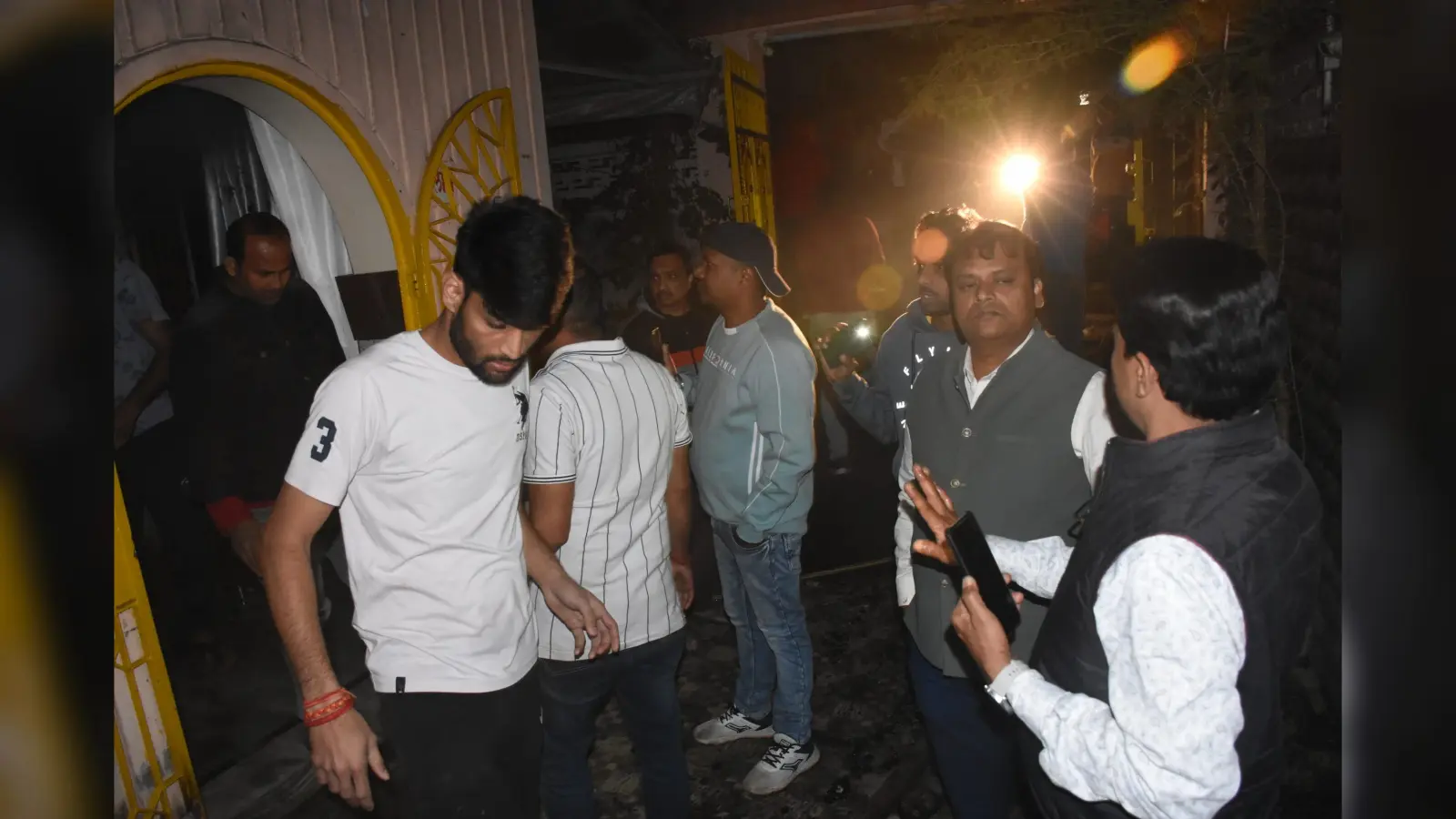 Dhanbad News : रेस्टोरेंट मालिक के घर में लगी भीषण आग, लाखों की संपत्ति जलकर खाक