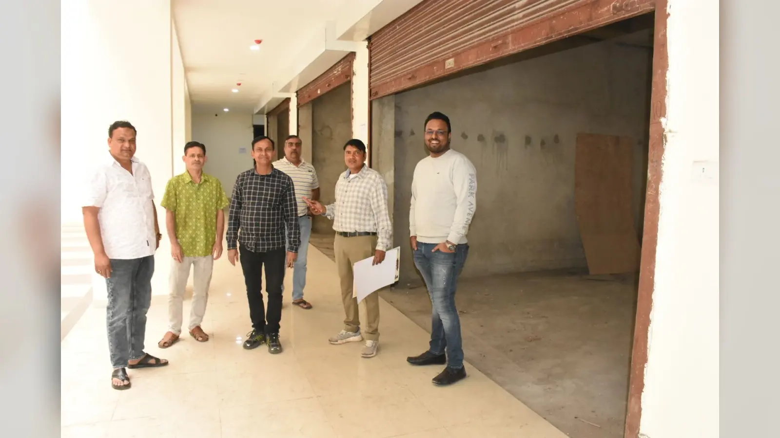 Dhanbad News: खुला डीएमसी मॉल, पहले दिन 300 लोगों ने देखी दुकानें