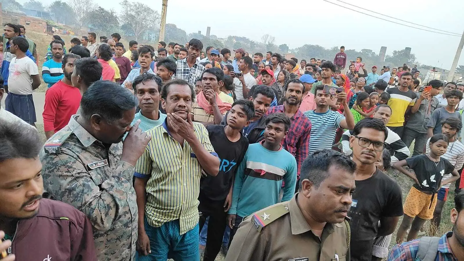 Dhanbad News: तहसील कचहरी में प्रेमी युगल पकड़ाया, हंगामा