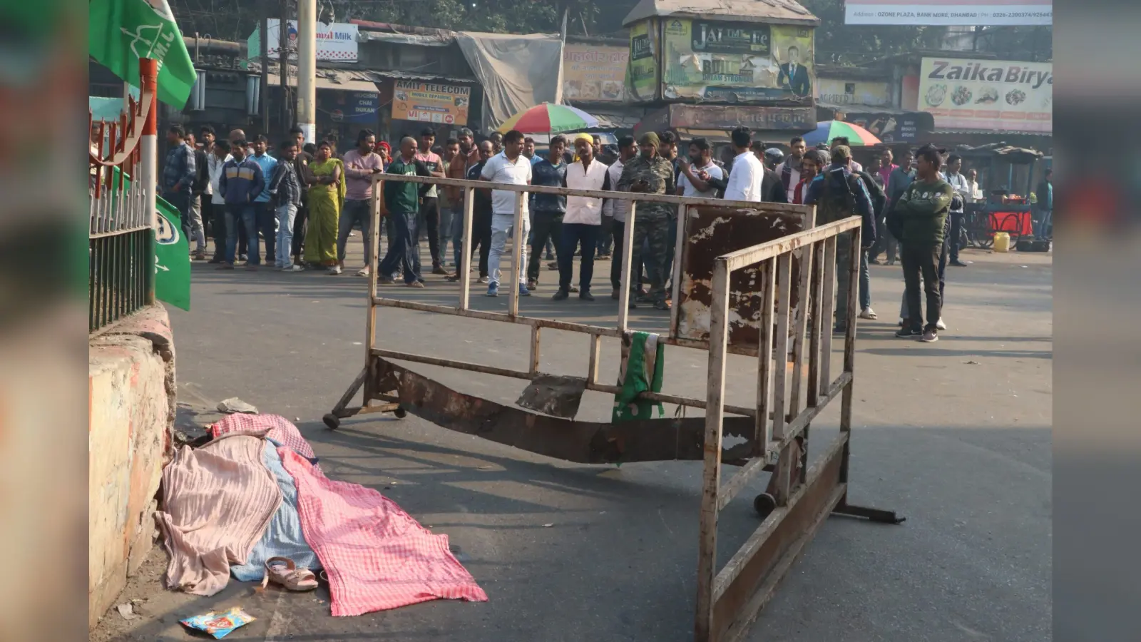 Dhanbad news: श्रमिक चौक पर बौराये ट्रक ने मां-बेटी को कुचला, मौत