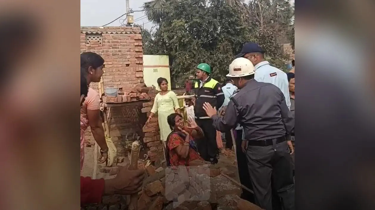 Dhanbad News: खाली जमीन पर की जा रही घेराबंदी गार्डों ने तोड़ी, हंगामा