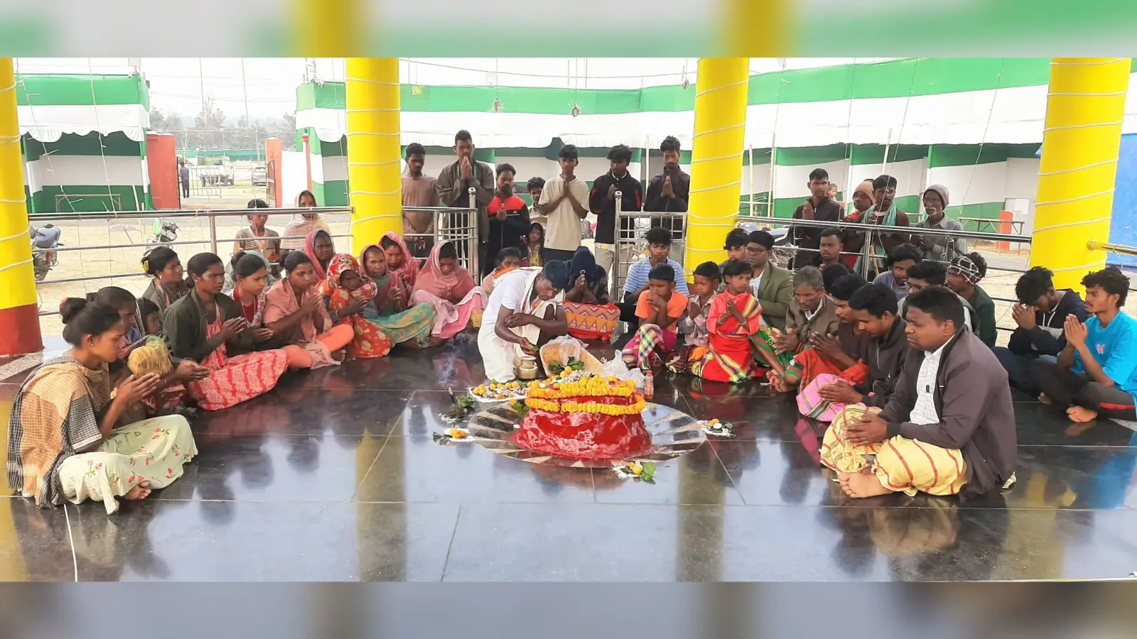 दिसोम मारंग बुरु थान में हिजला के ग्रामीणों ने की पूजा-अर्चना