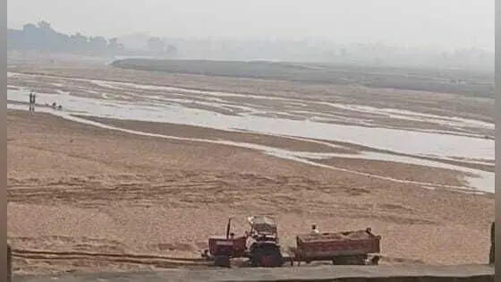 Deoghar news : देवघर में चार घाटों में सरकारी बालू का उठाव शुरू, हर दिन 315 ट्रैक्टर होगा खनन