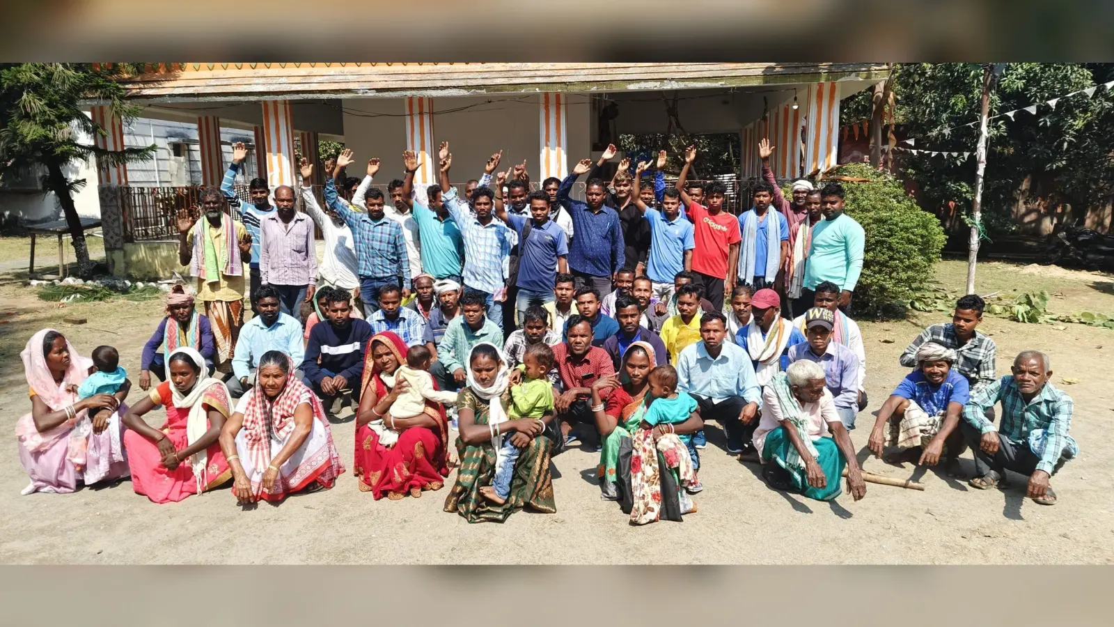 Seraikela News : खेतों की मेढ़ से आवागमन करते हैं 90 परिवार, खटिया पर अस्पताल जाते हैं बीमार