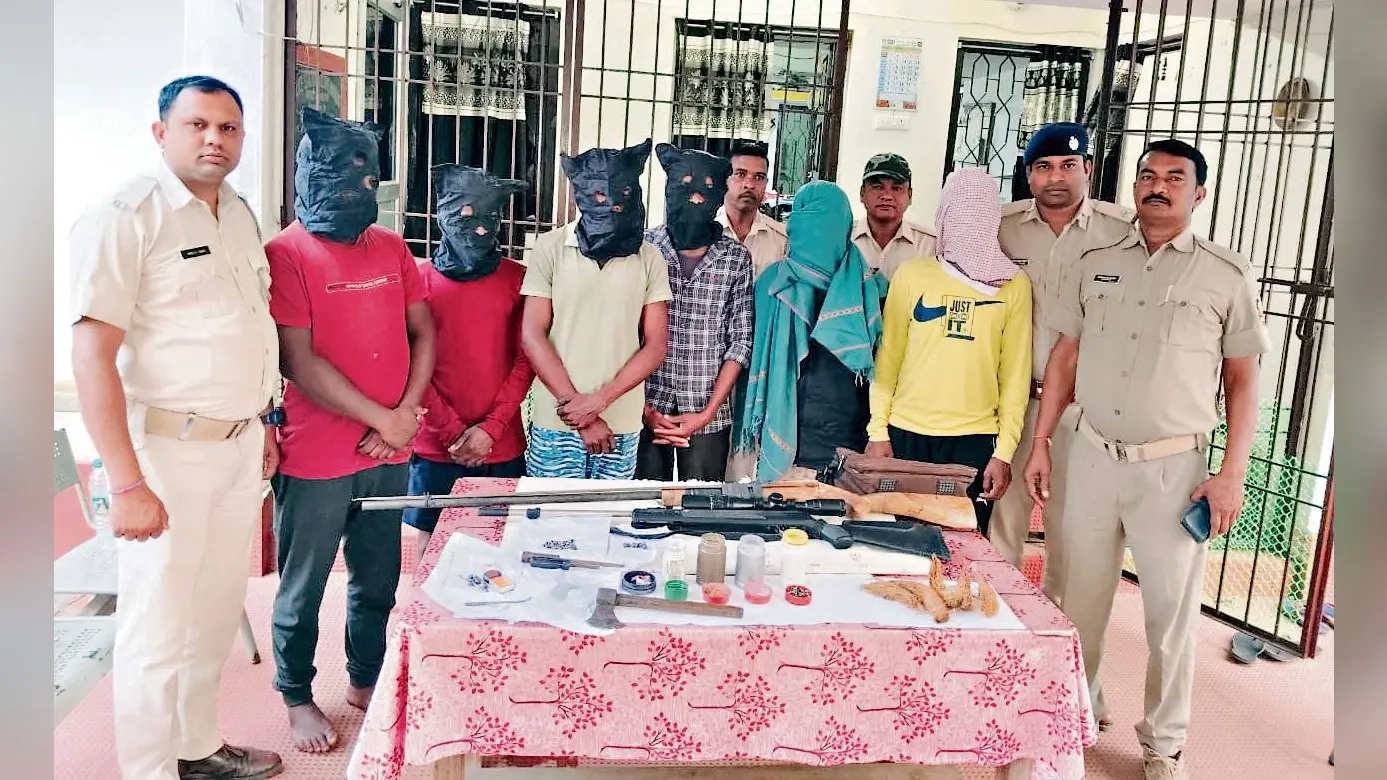 Sambalpur News: साथियों की गोली से शिकारी घायल, छह गिरफ्तार, हथियार व अन्य सामान बरामद