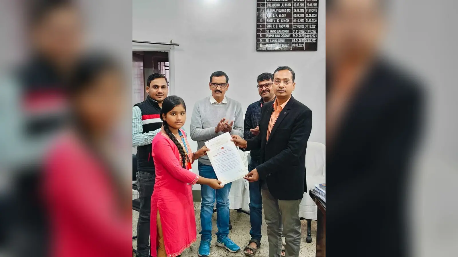 सृष्टि कुमारी को डाक विभाग से मिली छात्रवृत्ति व मेरिट प्रमाण पत्र