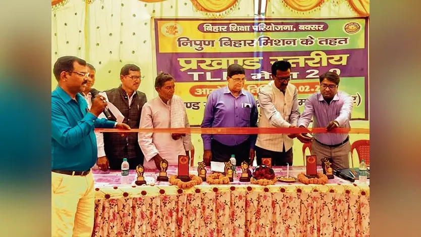 Buxar News: बेहतर प्रदर्शन करने वाले विद्यालयों का किया गया चयन