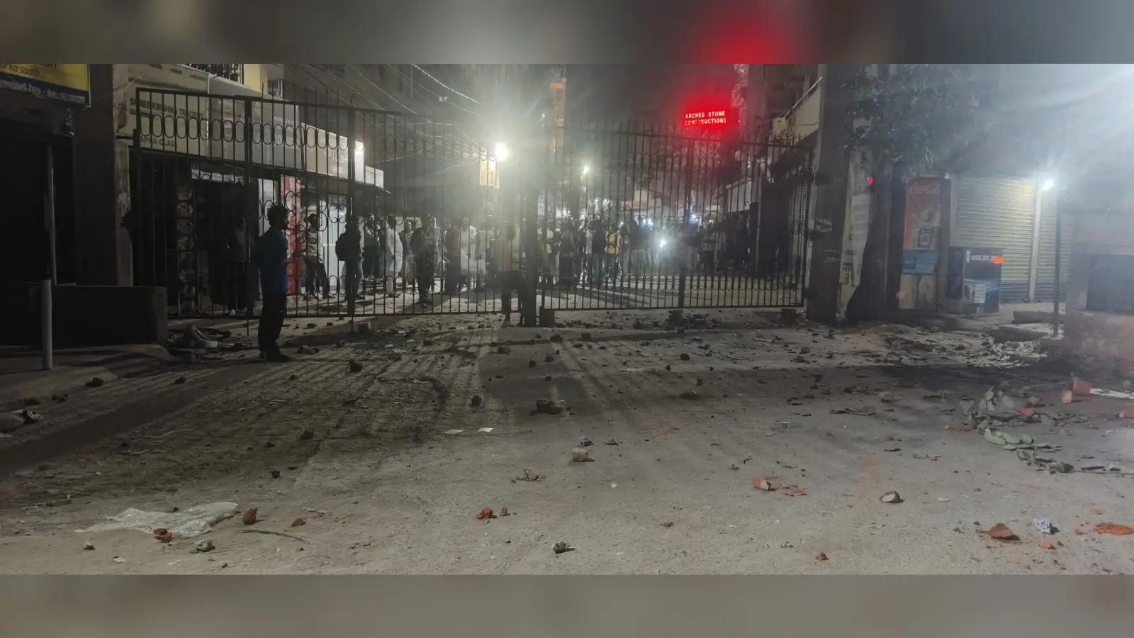 हारून नगर सेक्टर दो के सामने गेट लगाने के विवाद में पथराव