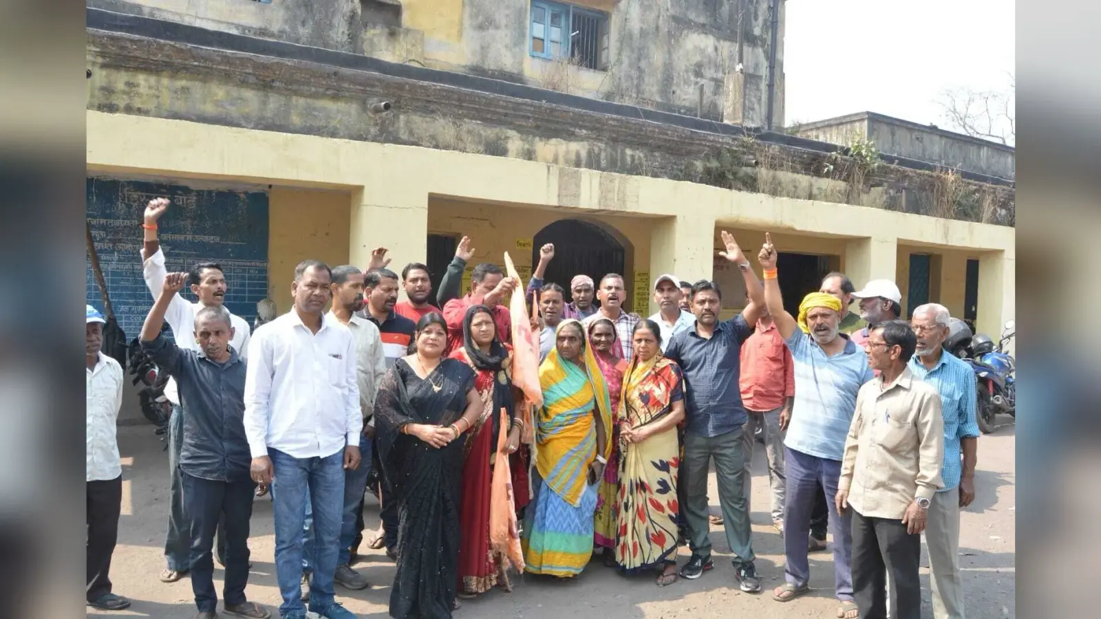 Dhanbad News: पिट वाटर के लिए लोगों ने पीओ व कार्मिक विभाग कार्यालय में जड़ा ताला, हंगामा