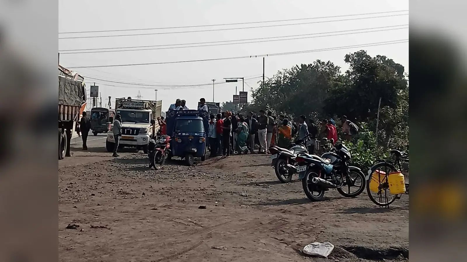 Dhanbad News: कुंभ यात्रियों से भरी बस को ट्रेलर ने मारी टक्कर, 12 घायल