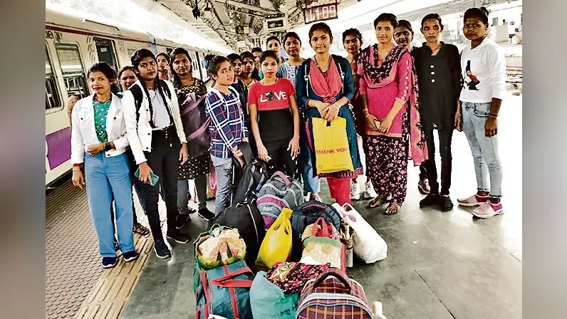 Dhanbad News: कारखाने का गेट खुला, 15 दिनों बाद मुक्त हुईं कोलकाता में कैद पंचेत की 95 युवतियां, लौटीं घर