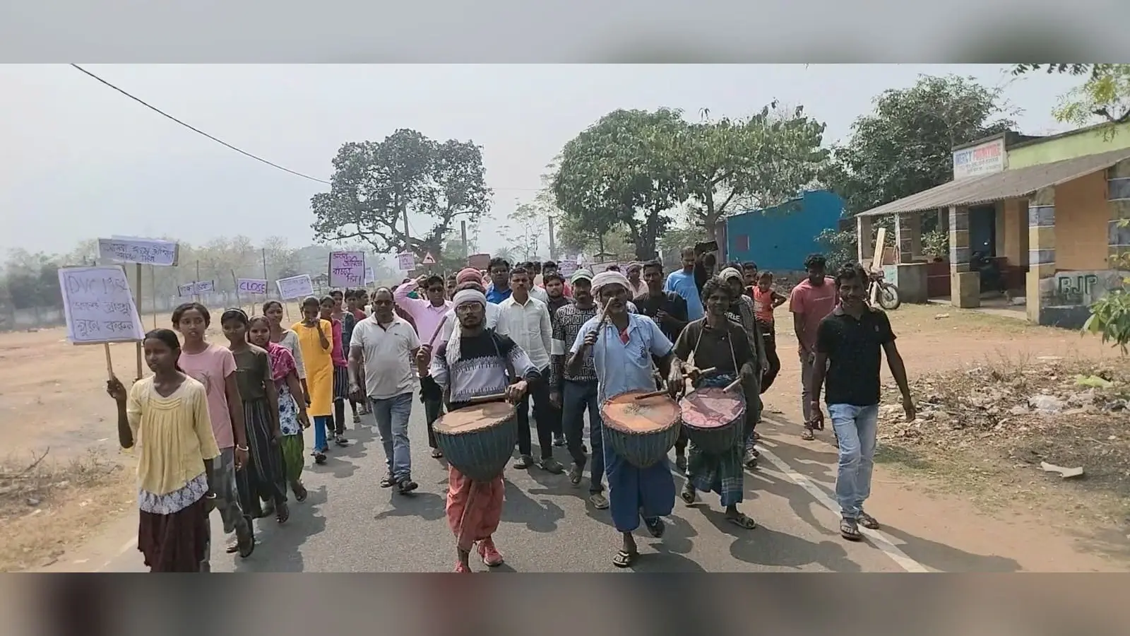 Dhanbad News: सोलर प्लांट के विरोध में ग्रामीणों ने निकाला मार्च