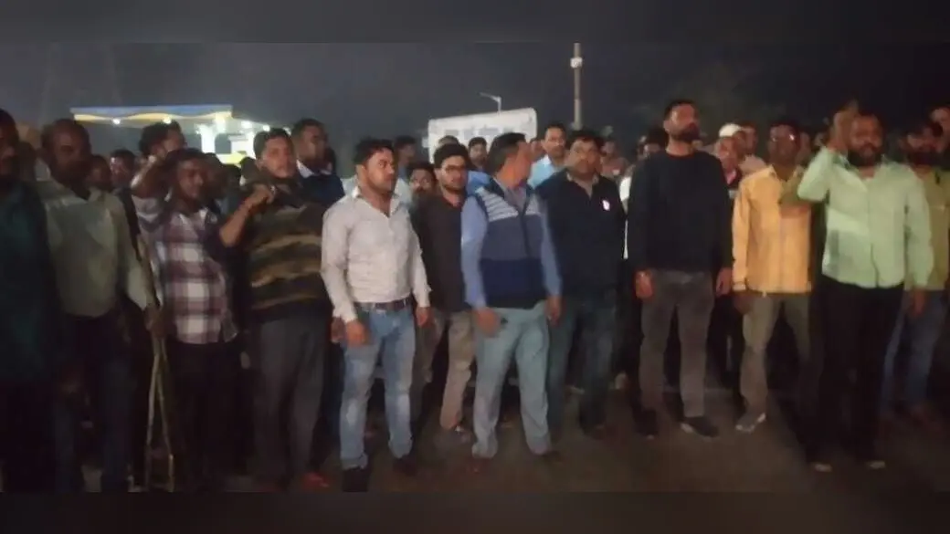 Dhanbad News: एमपीएल के मजदूरों ने निकाला मशाला जुलूस, आज चक्का जाम
