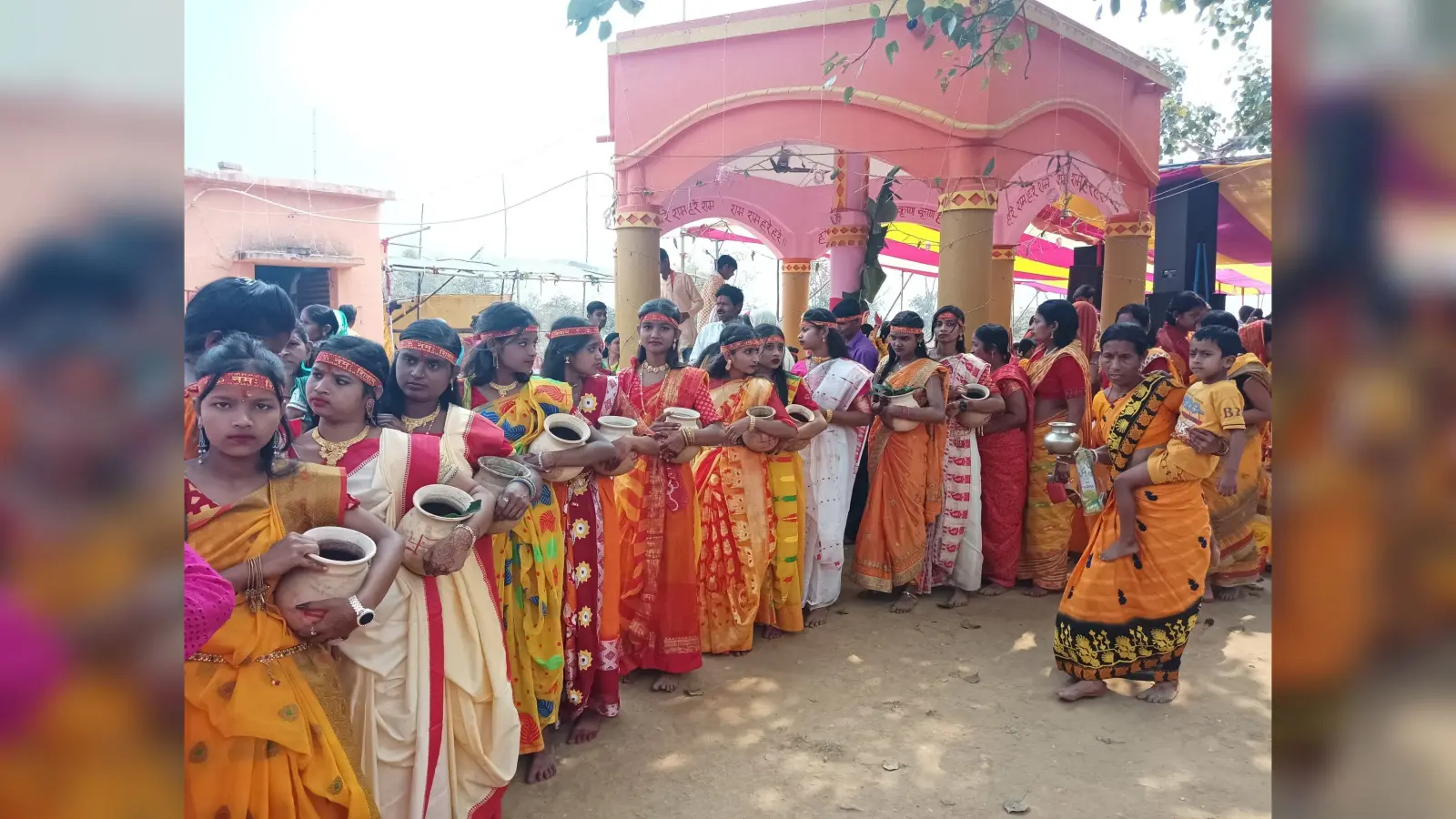 Dhanbad News: बोलडीह में भागवत कथा को ले निकली कलश यात्रा