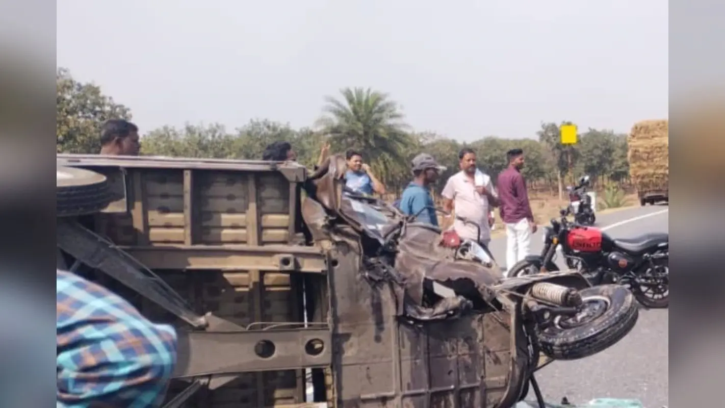बाइक और मोटरसाइकिल के बीच जोरदार टक्कर, बाइक चालक गंभीर रूप से ज़ख़्मी