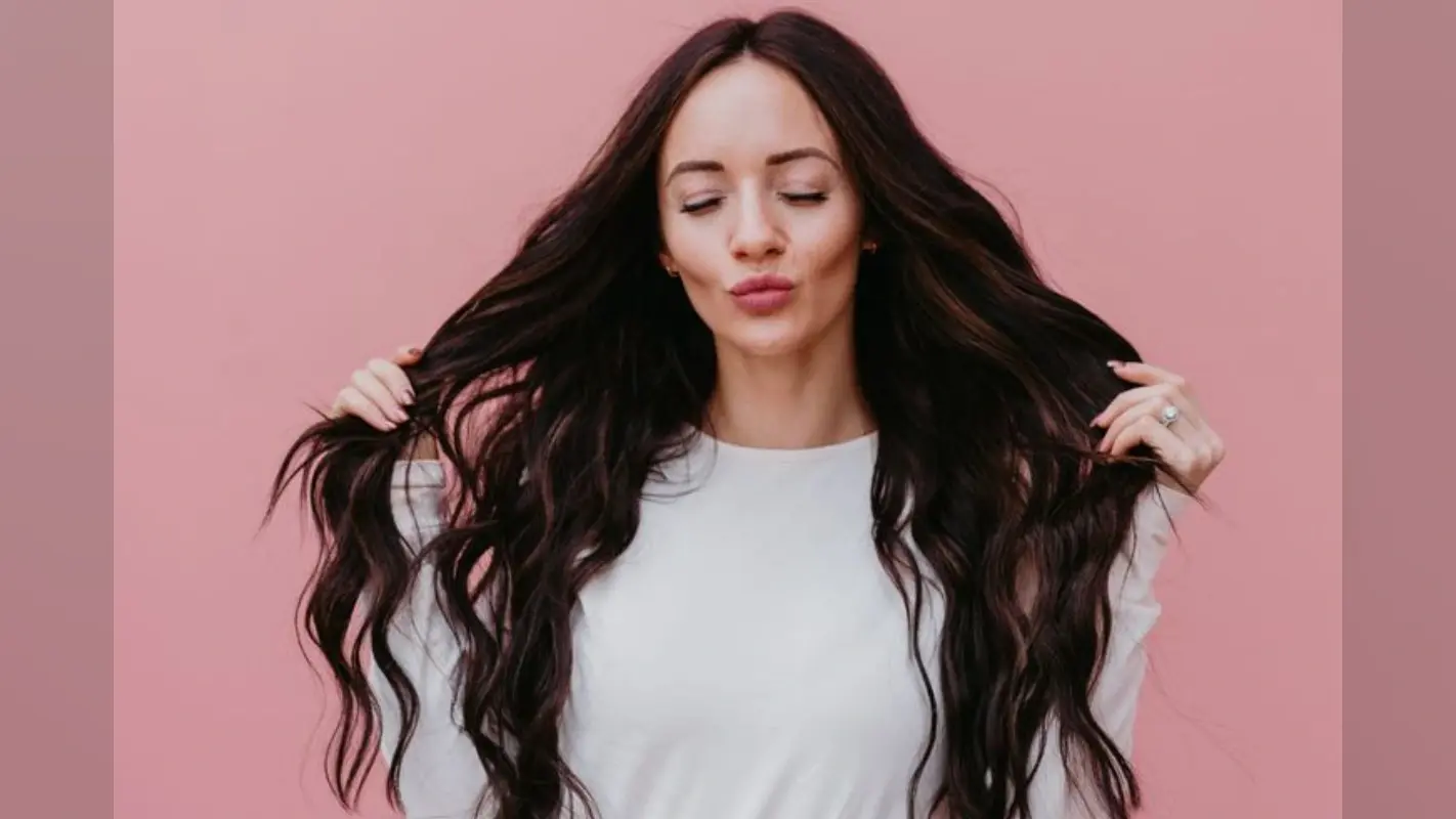 Hair Care Tips: कुछ हफ्तों में बदलें अपने बालों की हालत, अपनाएं ये आसान हेयर केयर रूटीन