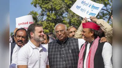 Illegal Immigrants Video : हाथ में हथकड़ी लेकर विपक्ष का प्रदर्शन, कहा- देश का अपमान नहीं सहेंगे