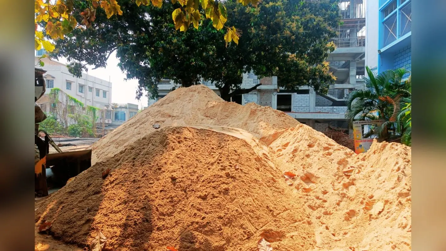 बंगाल के चालान पर धनबाद में हो रहा सफेद बालू का काला धंधा, कीमत प्रति हाइवा 40-45 हजार