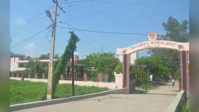 Video: बिहार के इस जिले में परीक्षार्थियों को लाइन में खड़ा कर पीटा गया, पुलिसकर्मी सस्पेंड