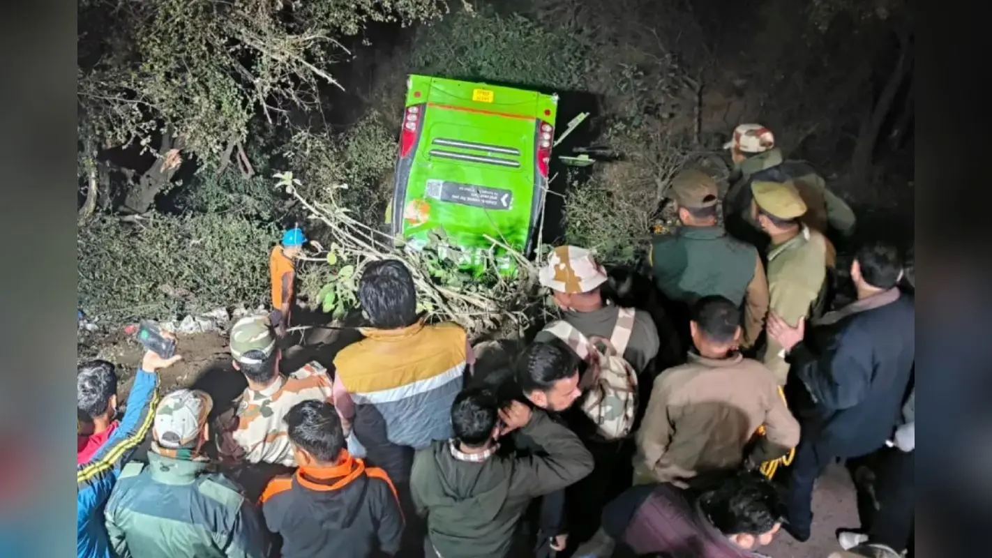 Jammu Bus Accident: वैष्णो देवी से लौट रही बस खाई में गिरी, बड़ा हादसा टला, 17 घायल