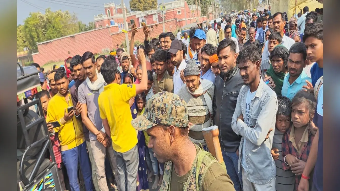 बिहार के जमुई में ट्रक से रौंदे जाने पर बेटे की मौत, बाल-बाल बचे बाइक सवार पिता, ग्रामीणों ने किया सड़क जाम