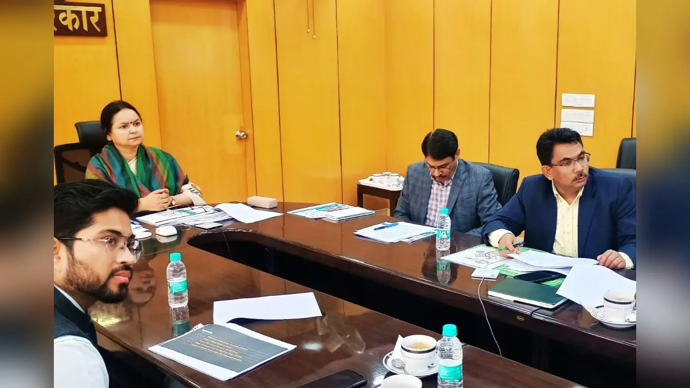 जिला स्तर पर लंबित योजनाओं की मुख्य सचिव ने की समीक्षा, उपायुक्तों को दिये ये निर्देश