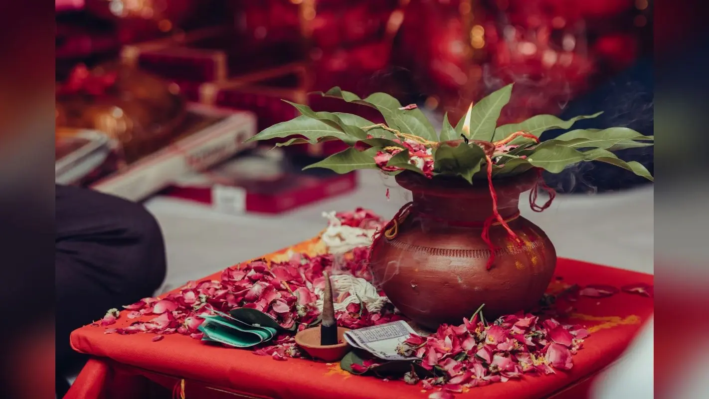 Vastu Tips: घर के मंदिर में रखी ये चीजें जीवन में नहीं होने देंगी पैसों की कमी, दोगुना मिलेगा भगवान का आशीर्वाद
