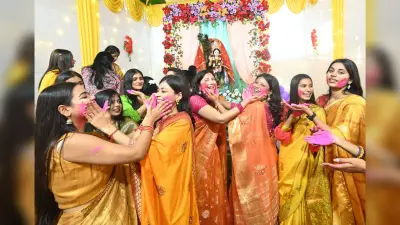 saraswati puja 2025: मां शारदे की आराधना में डूबी राजधानी, अबीर-गुलाल चढ़ाकर की मंगल कामना
