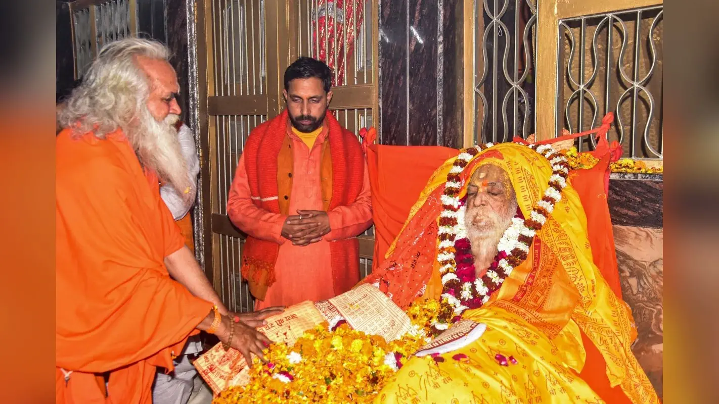 Jal Samadhi Video: सरयू के जल में समाये महंत सत्येंद्र दास, ऐसे दी गई जल समाधि