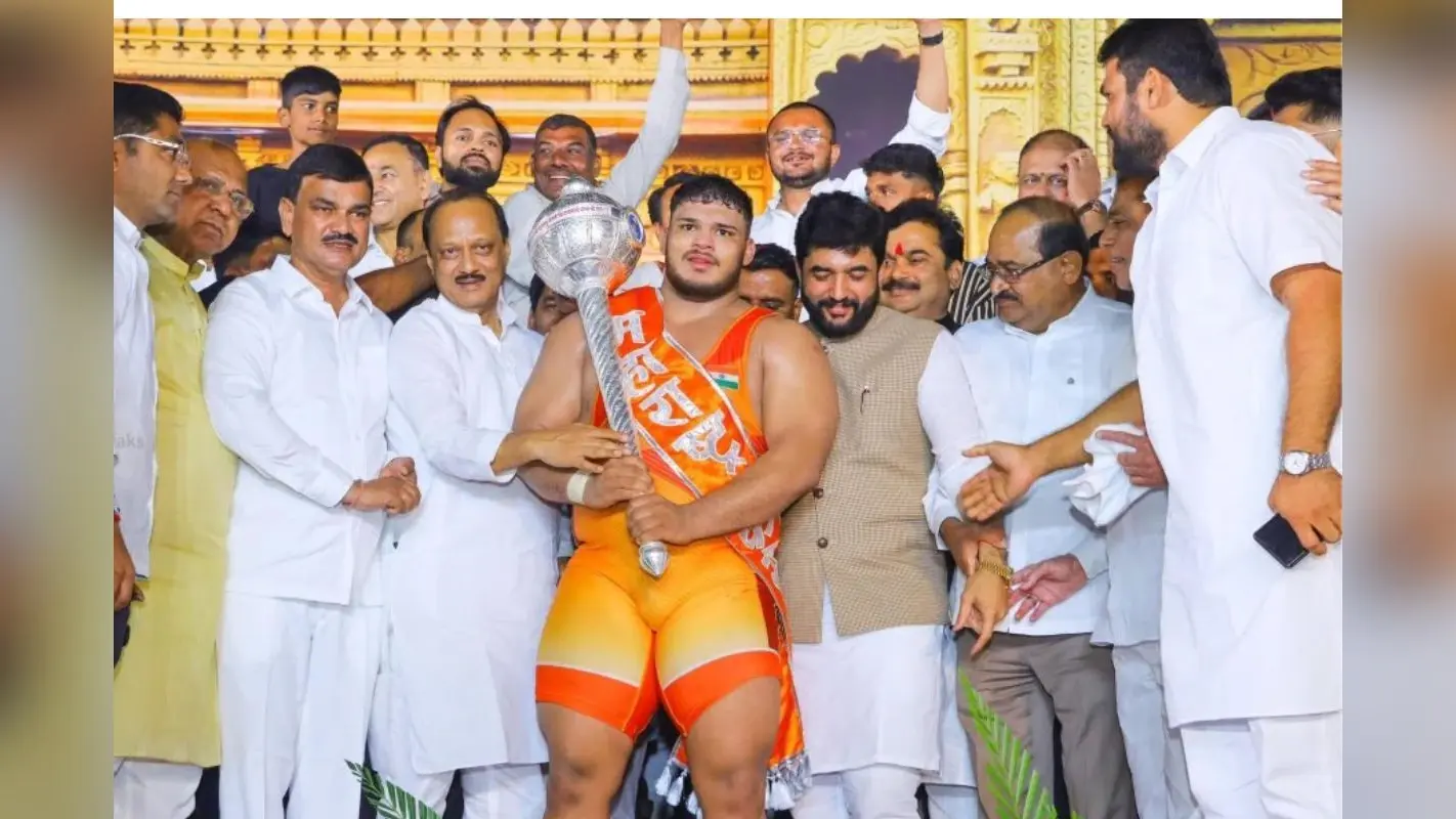 अजीत पवार के सामने कुश्ती में महाबवाल, हारने वाले पहलवान ने रेफरी के सीने पर मारी लात, Video