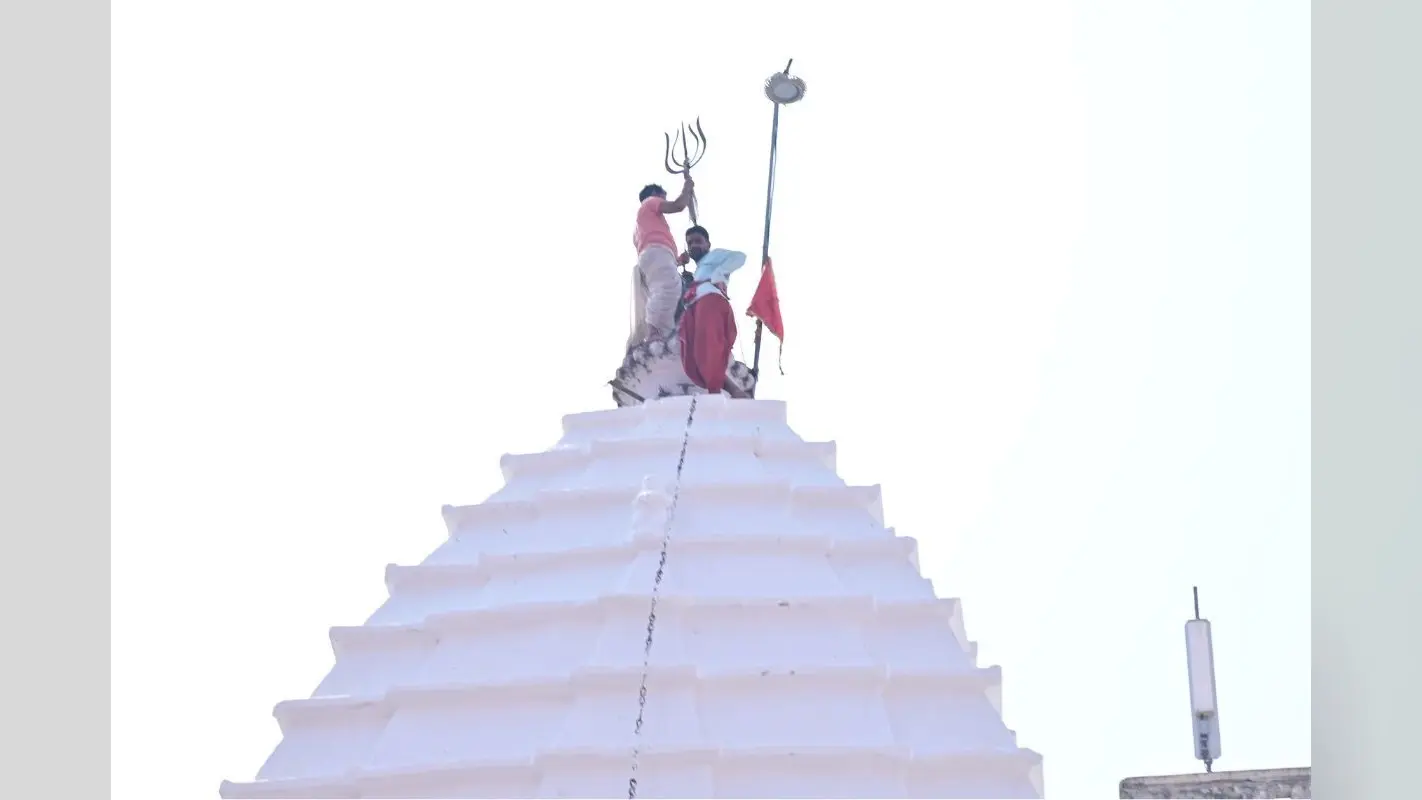महाशिवरात्रि से पहले मंदिरों से उतरने लगे पंचशूल, एसडीएम ने लिया रूट लाइन का जायजा