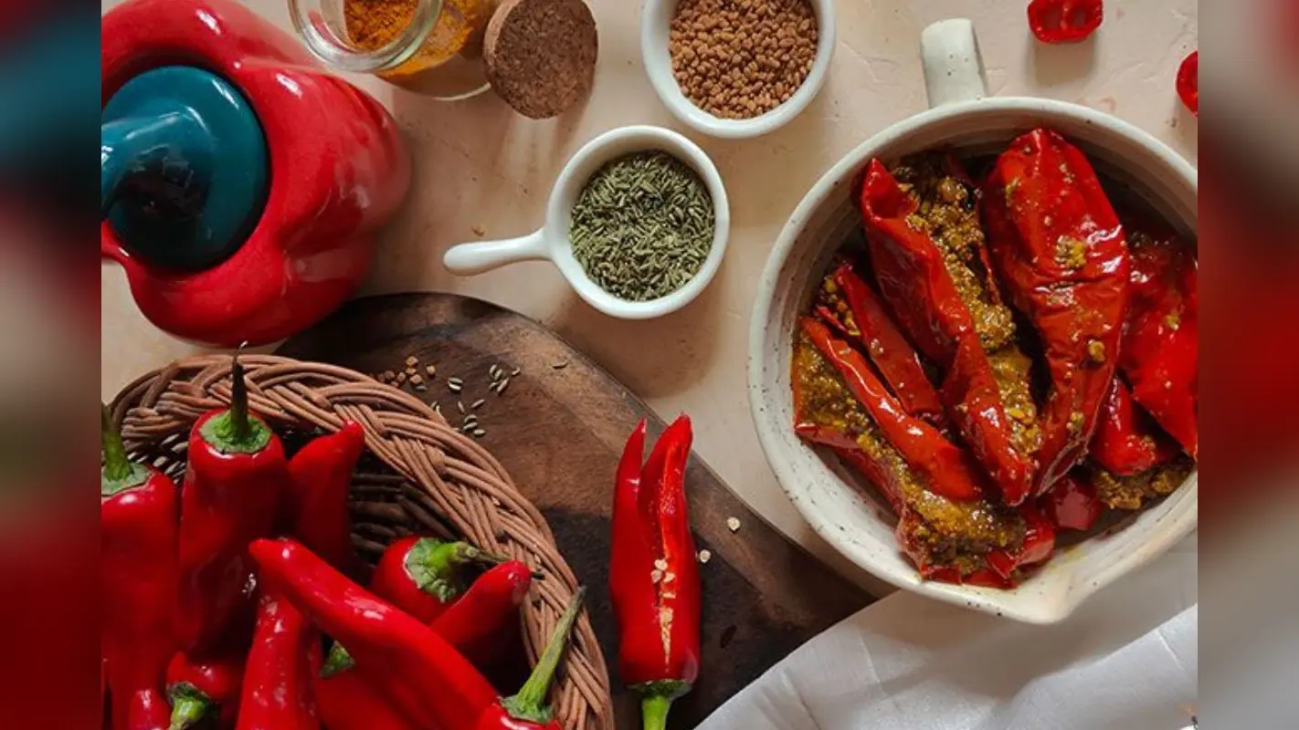 Red Mirch ka Achar Recipe: महाराष्ट्रीयन स्टाइल में इस तरह बनाएं स्वादिष्ट लाल मिर्च का अचार